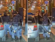 Russa embriagada se 'apaixona' por militar ao ser retirada de bar e viraliza