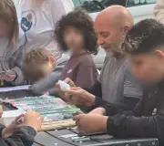 Sampaoli é flagrado trocando figurinhas da Copa no Rio com o filho