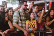 Santanna chora ao dedicar show a criança no São João de Caruaru