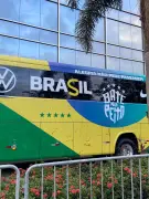 Seleção Brasileira circula pelo Rio em ônibus personalizado antes de embarcar para os EUA