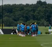 Seleção treina em alto astral no aniversário de Igor Thiago; titulares poupados