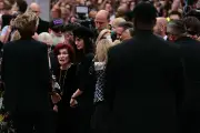 Sharon Osbourne é hospitalizada e perde evento de estátua de Ozzy