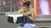 Simone Mendes ganha algema, cueca e vibrador em show de São João
