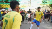 Sósias de Vini Jr. e Paquetá animam torcida no Alzirão antes de Brasil x Japão