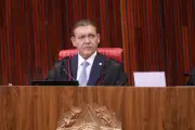 STF sob tensão: Nunes Marques suspende pesquisa sobre Flávio Bolsonaro