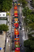 Tapete de Corpus Christi de 200 m encanta fiéis em Osasco