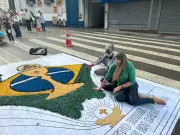 Tapete de Corpus Christi em Florianópolis ganha cores verde e amarelo para Copa do Mundo