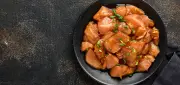 Técnica de marinada com 3 ingredientes para frango suculento