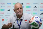 Técnico do Iraque brinca sobre usar três goleiros contra a França
