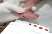 Teste do Pezinho: diagnóstico precoce, mas acesso a tratamento ainda é desafio