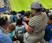 Torcedor pede namorada em casamento no gol do empate de Cabo Verde contra Uruguai