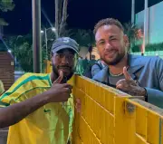 Torcedor realiza sonho ao tirar foto e ganhar autógrafo de Neymar antes da Copa