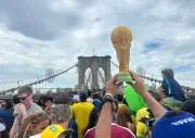 Torcida brasileira lota Ponte do Brooklyn em apoio à seleção na Copa 2026