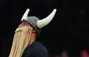 Torcida norueguesa viraliza com remada viking em metrô dos EUA
