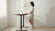 Trabalho híbrido impulsiona busca por mesas ergonômicas