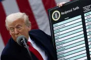 Tribunal dos EUA autoriza Trump a manter tarifa global de 10%