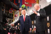 Trump dobra aposta contra Irã e imigrantes às vésperas da Copa; Infantino minimiza