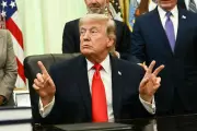 Trump faz guerras como quem joga fliperama, diz colunista