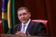 TSE avalia suspensão de pesquisa após queixa de Flávio Bolsonaro