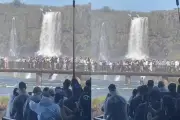 Turista pula nas Cataratas do Iguaçu para recuperar celular e ignora regras
