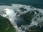 Turista pula nas Cataratas do Iguaçu para recuperar celular e é retirado do parque