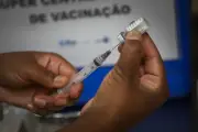 Vacina da dengue suspensa: ministro alerta para precaução após reações