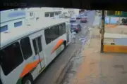 Vídeo flagra idoso atropelado por ônibus ao desviar de buraco em SP