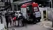 Vídeo mostra idoso caindo de maca do Samu em Manaus; caso é investigado