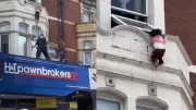 Vídeo: resgate emocionante de menina pendurada em janela em Londres