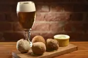 Vendas de cerveja para bares crescem, mas consumo final cai no Brasil