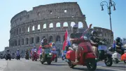 Vespa celebra 80 anos com megaencontro em Roma; veja fotos