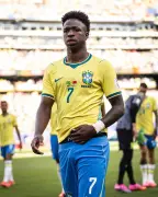 Vini Jr. promete melhorias após empate do Brasil na estreia