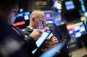 Wall Street cai com dados de emprego fortes e chips em baixa