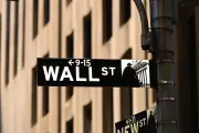 Wall Street encerra sequência de 9 semanas de ganhos com forte queda