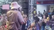 Wyclef Jean faz show surpresa na Rocinha após apresentação no Rio