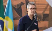 Zema diz que divergências são com Lula, não com Flávio Bolsonaro