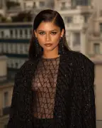 Zendaya surpreende no Coachella com performance ao lado de Labrinth
