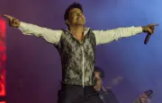 Zezé di Camargo emociona em show solo na Festa do Peão de Americana