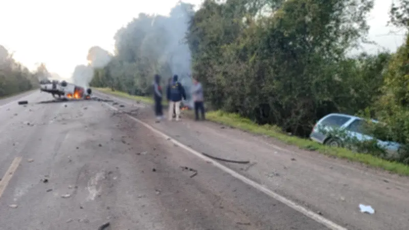 Acidente com três veículos deixa um morto e dois feridos na BR-290