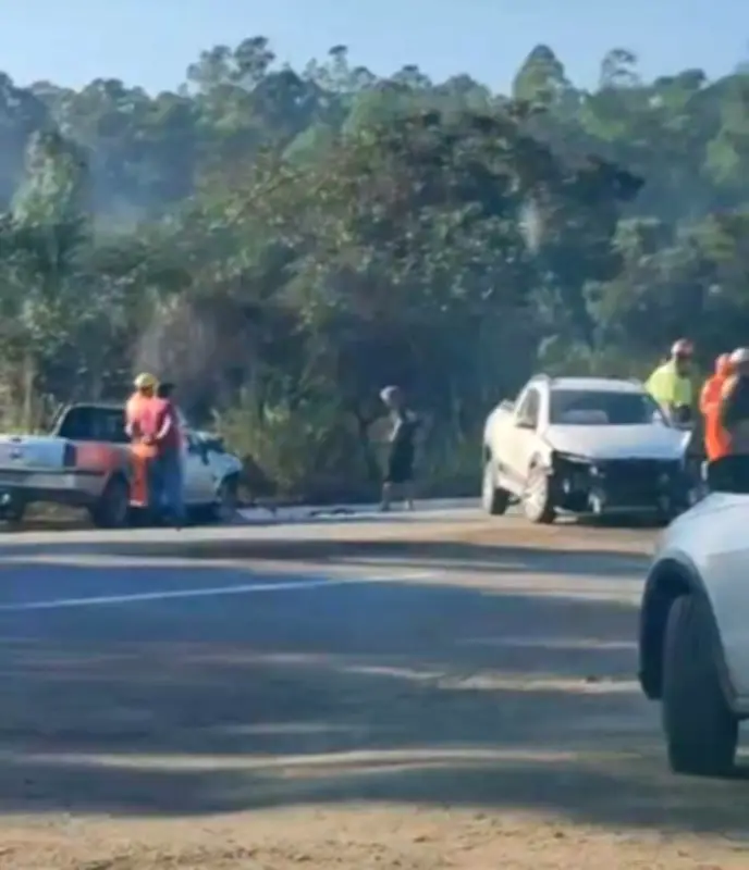Acidente entre caminhonetes fere jovem e idoso na BR-494 em Divinópolis