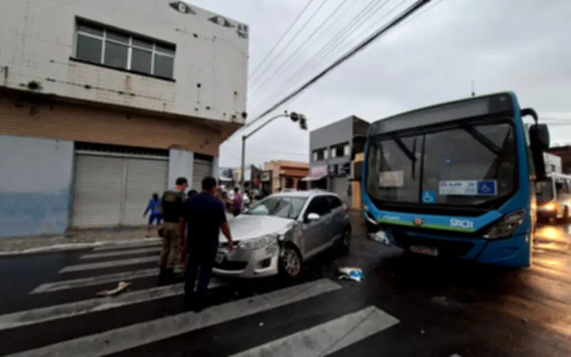 Acidente entre carro e ônibus no Centro de Aracaju atinge caixa de energia e deixa semáforos apagados