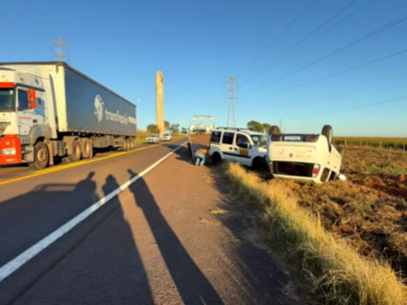 Acidente entre carros oficiais da UFMS e Saúde de Paranaíba na BR-262 deixa motorista ferido