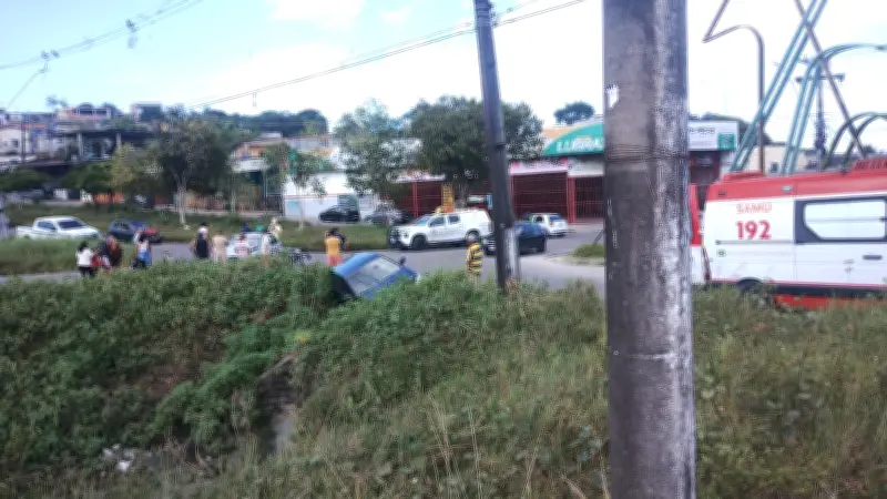 Acidente entre dois carros deixa duas pessoas feridas em Manaus