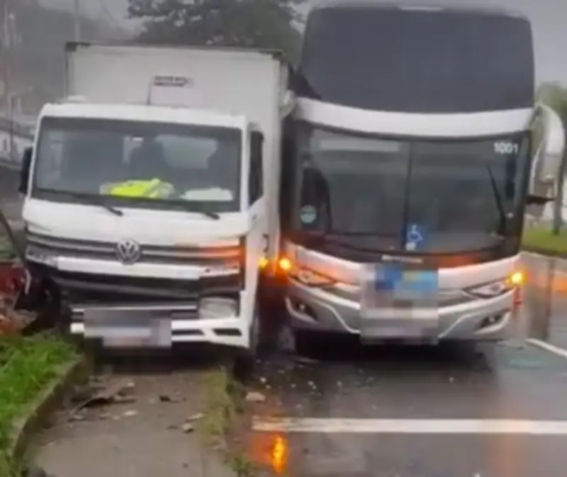 Acidente entre ônibus e caminhão deixa ferido na BR-101 em Angra
