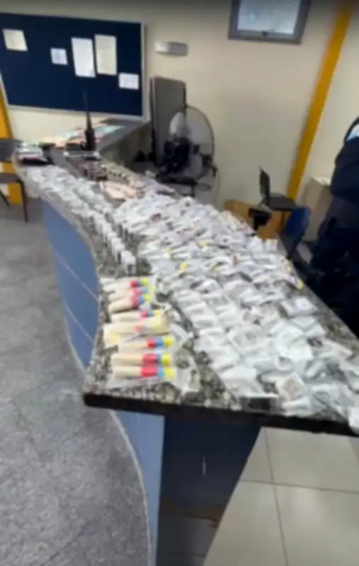 Adolescente e jovem detidos com drogas e dinheiro em Itatiaia