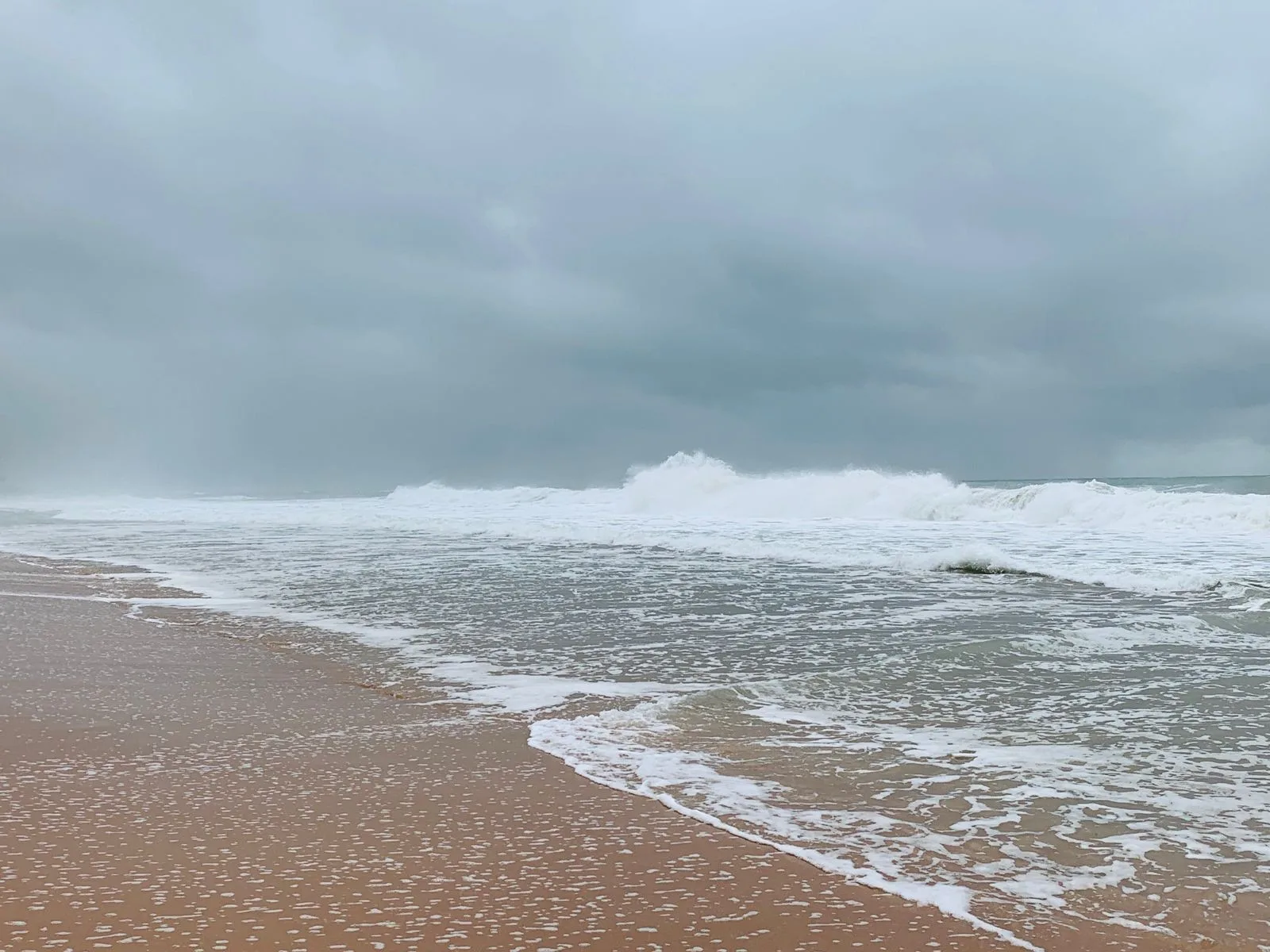 Alerta de Ressaca: Ondas de Até 3 Metros Ameaçam Litoral de SC, SP e RJ