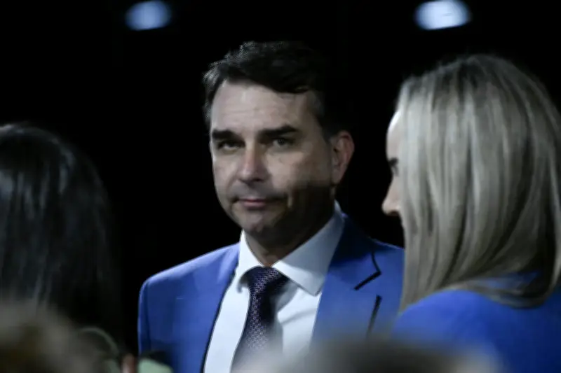 Aliados criticam centralização e falta de estratégia na pré-campanha de Flávio Bolsonaro