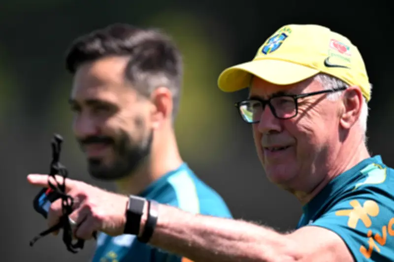 Ancelotti defende escolhas e brinca sobre conselhos de Ferguson