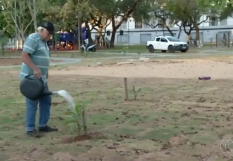 Aposentado de 78 anos cuida de praça pública em Palmas há 8 anos