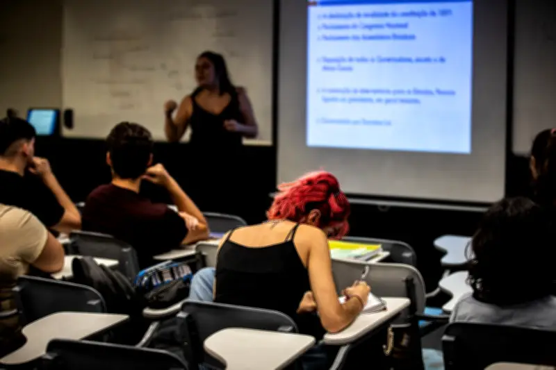 Aprovação no ensino médio sobe, mas com ressalvas